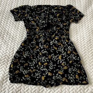 Free People Black Romper Size 0. White And Yellow Flowers.